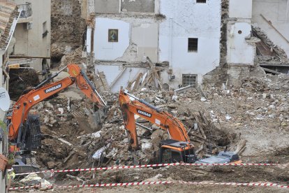 Màquines excavadores continuen amb les tasques de farciment del terreny, aquest dilluns a Letur.