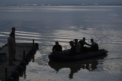 Efectius de l'Armada tornen aquest dilluns, de realitzar cerca de cadàvers en les diferents zones de l'Albufera de València després del pas de la DANA.