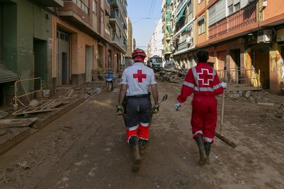 Voluntaris de Creu Roja amb una carretilla ajudant a les tasques a València.