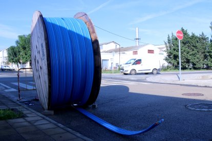 Una bobina de tubs per a l'estesa de la fibra òptica en un carrer de Santa Bàrbara.