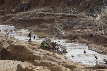 Voluntarios trabajan en el pantano de Torrent (Valencia) este viernes, diez días después de la DANA.