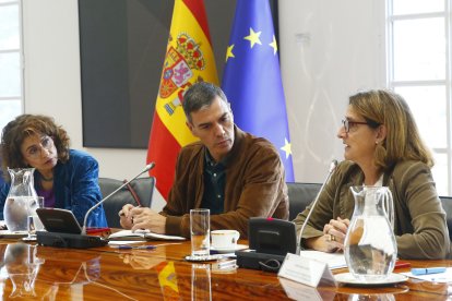 El president del govern espanyol, Pedro Sánchez, presidint el comitè de crisi pel seguiment dels efectes de la DANA amb María Jesús Montero i Teresa Ribera