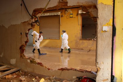 Casas destrozadas y voluntarios de limpieza, en el municipio de Alfafar (Valencia).