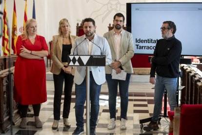 El alcalde, Rubén Viñuales, estuvo acompañado ayer por los consejeros García, Ramos y Adan, y el diseñador Sergi Opisso.