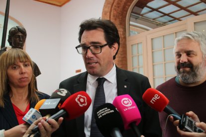 El secretari d’Empresa i Competitivitat, Jaume Baró, atenen els mitjans de comunicació.