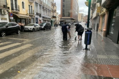 Las fuertes trombas de agua y granizo que se registran este miércoles en Málaga han causado inundaciones y la acumulación de grandes balsas.