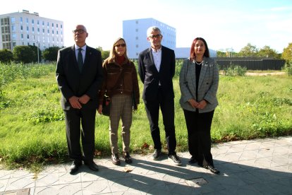 Membres de l'Il·lustre Col·legi de l'Advocacia de Tarragona i de la Sindicatura de Greuges de Catalunya davant del solar on s'edificarà el Fòrum Judicial.