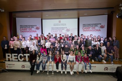 Tots els premiats de l’Acte de Reconeixements Esportius del Camp de Tarragona 2024 a l’escenari amb les autoritats del territori.