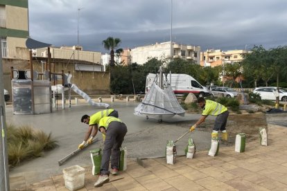 Treballs de pavimentació del parc infantil de la Pista Nova Llum.