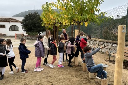 L'alcaldessa i la regidora d'Ensenyament visitant l'escola.