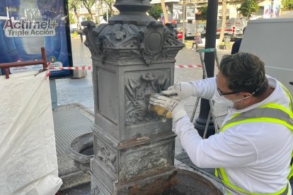 Un operari reparant una de les fonts de Tarragona.