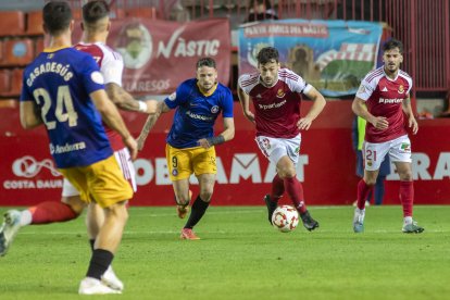 El defensa del Nàstic, Unai Dufur, bregant amb el davanter de l’Andorra, Manu Nieto, durant el duel de diumenge.