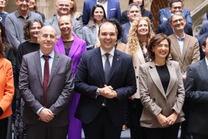 El conseller de la Presidència, Albert Dalmau, amb Carles Ramió, president de la comissió, i Eva Giménez, secretària general de la Presidència.