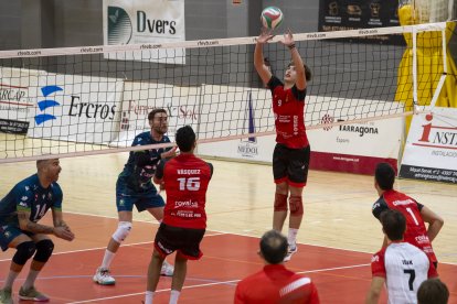 El col·locador del CV Sant Pere i Sant Pau durant el partit d’ahir contra l’Almería.