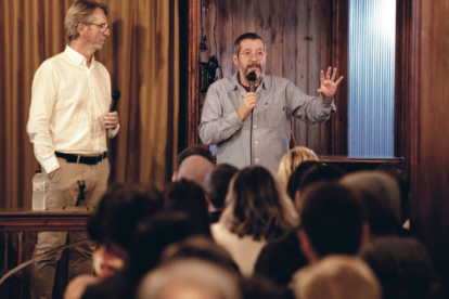 Fotografia de l’acte amb Carles Porta organitzat per la llibreria Galatea a la Casa Navàs.