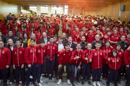 Els membres del Nàstic Genuine, amb el Voluntariat Grana BASF, al fons en l’acte que va tenir lloc ahir a l’Aula Magna de la URV.