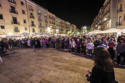 La manifestació pel 25-N va finalitzar a la plaça de la Font.