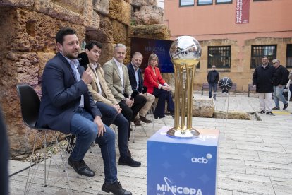 L’alcalde de Tarragona, Rubén Viñuales a la plaça del Fòrum de Tarragona durant la presentació de la Minicopa Endesa.