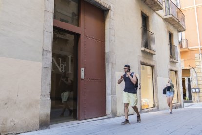 Façana de l’exterior d’un apartament turístic del carrer de la Nau de Tarragona.