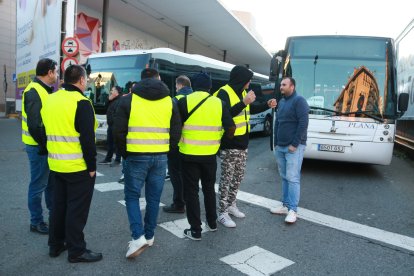 Un piquet de treballadors impedeix el pas a un autobús de serveis mínims a l'estació de busos de Tarragona.