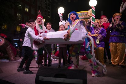 La festa de l’encesa va aplegar molts infants a la rambla.