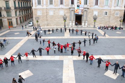 Imatge del llaç humà que el Comité Primer de Desembre va dur a terme a la plaça Sant Jaume el 2022