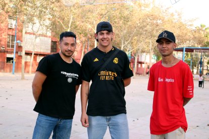 Alejandro Ríos, Steven Alzate i l'educador social, Johnny Valle, al barri del Parc Alcosa d'Alfafar