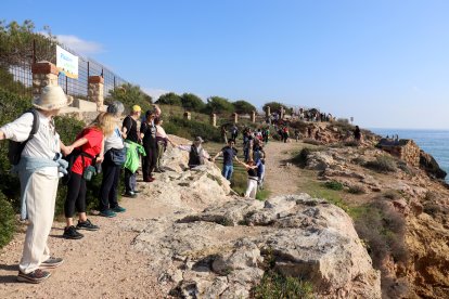 Unes 200 persones van participar en la cadena humana entre les platges de l’Arrabassada i la Savinosa