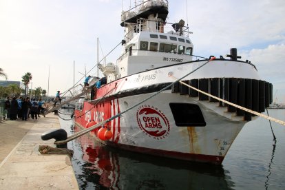 Estudiants pujant al vaixell de Proactiva Open Arms, que ha atracat a Tarragona.