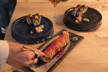 Un exemple dels plats que es poden provar a Sibuya Urban Sushi Bar, amb cotó de sucre desfet.