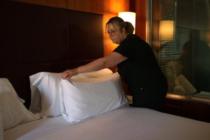 Cambrera de pisos preparant una habitació de l'hotel Num de Salou per a l'arribada dels clients durant el pont de la Puríssima.