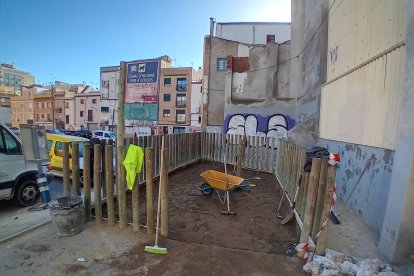 Treballs de condicionament a l'àrea d'higiene per a gossos del carrer de Sant Benet.