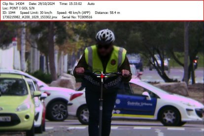 Un agent de la UIRA fent proves de velocitat d’un dels patinets intervinguts.