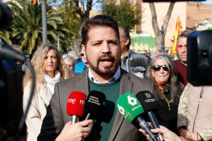 El diputat de Vox, Javier Ramírez, atén els mitjans de comunicació.