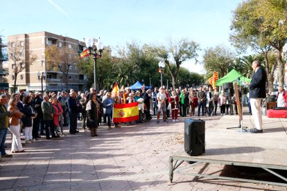 Un centenar de persones es concentren a la plaça de la Contitució de Tarragona.