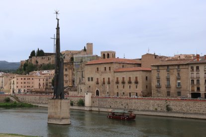 Pla general del monument franquista de l'Ebre a Tortosa