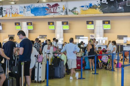 Multitud de turistes fent cua per facturar el seu equipatge a l'Aeroport de Reus, l'últim estiu