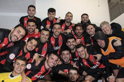 La plantilla celebra el triomf al Municipal de Sagnier del Prat de Llobregat.