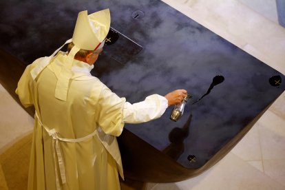 Imagen del arzobispo de París, Laurent Ulrich, consagrando el nuevo altar de Notre-Dame.