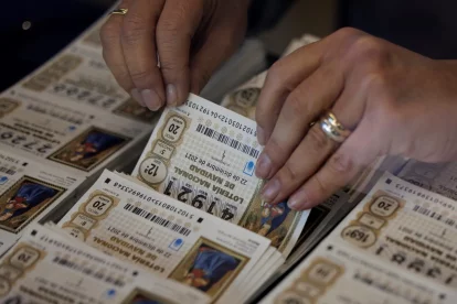 Un lotero sirve décimos de lotería