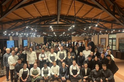 Participants en el sopar solidari dedicat als afectats de la DANA a València que es va celebrar al castell de Tamarit