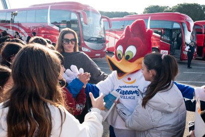 Imatge de l’arribada dels alumnes valencians ahir al complex d’oci PortAventura.