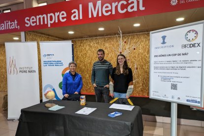 Fotografia de l’estand del GAP situat al Mercat del Carrilet aquest dimarts al matí.