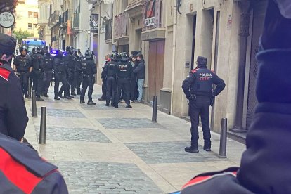 Moments de tensió durant un desnonament a Reus.