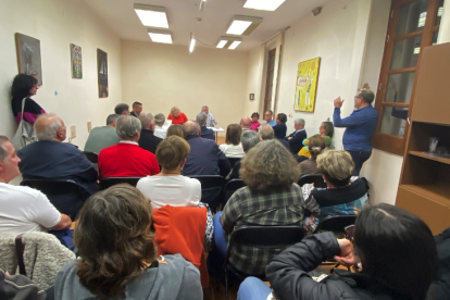 Imatge de la reunió dels veïns de la Part Alta amb la Regidora de Barri, Sandra Ramos.