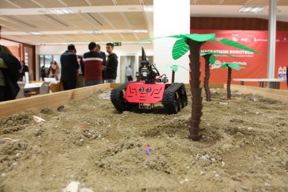 Un dels robots de la Hackató Robotech en una recreació d'una platja amb pèl·lets.