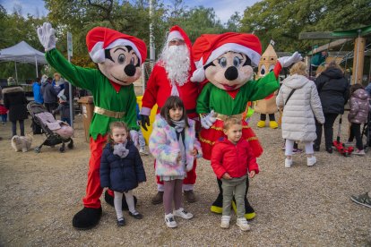 El Pare Noel, Mickey i Minnie Mouse i Campi van fer acte de presència al Parc de Nadal de l’AV