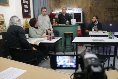 Participants del programa 'Cafeteria No vull fotre follon' de VIPTE durant el directe .