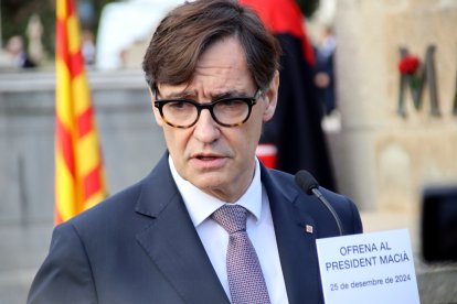 El president de la Generalitat, Salvador Illa, durant l'ofrena a la tomba de Francesc Macià.