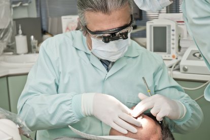 Imagen de archivo de un dentista atendiendo a un paciente